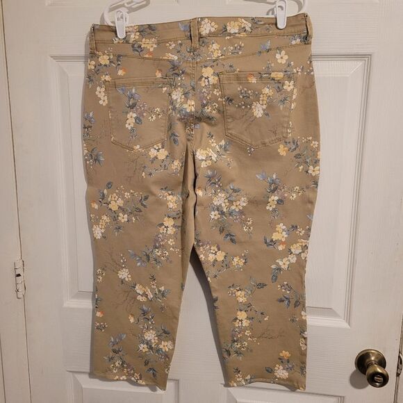 Bandolino floral design Cropped pants - Picture 2 of 9